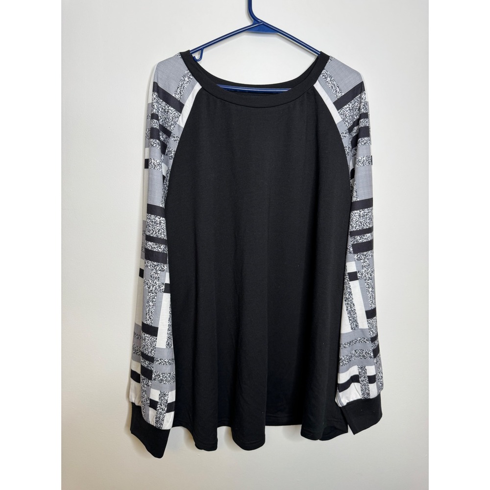 Bloomchic Top Women US 26 Black NWT Raglan Graphic Print Sleeve Pullover